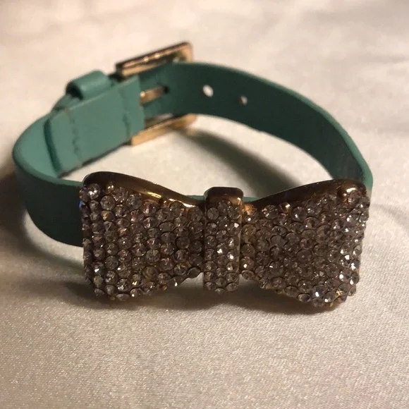 Faux leather and goldtone/rhinestone bow bracelet. Watchband closure & earrings - Picture 2 of 5